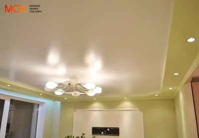 Матовый натяжной потолок: центральная люстра и точечное освещение по  периметру потолка - МК Потолок
