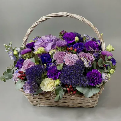 Фиолетовый микс с трахелиум в корзине | Бесплатная доставка цветов по Москве