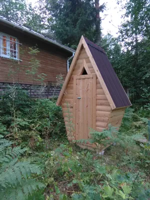 Деревянный туалет Теремок имитация бревна + ондулин - Деревянные туалеты  РФ. Проект, цена, фото и отзывы.