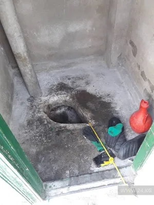 В Бишкеке 35-летний мужчина провалился в уличный туалет - | 24.KG