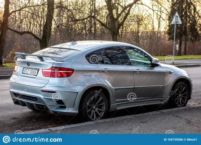 Nowosibirsk, Russland - 08.01.18: Ansicht der Rückseite des Luxus sehr  teuren neuen weißen BMW X6 M tuning Lumma CLR Auto steht in der Waschbox  warten bei der Instandsetzung Stockfotografie - Alamy