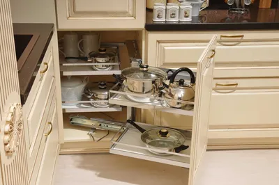 Правильно наполняем кухонные шкафы: функционально и практично