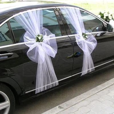 Свадебное украшение автомобиля с фатином и живыми цветами купить с  доставкой в СПб
