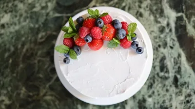 Как красиво украсить торт летними ягодами: идеи в фото - Идеи