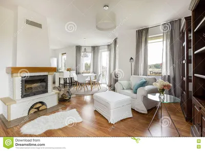Уютная квартира с идеей камина Стоковое Фото - изображение насчитывающей  стекло, декоративно: 77974788