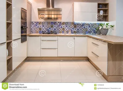 уютный современный интерьер кухни с мебелью Стоковое Фото - изображение  насчитывающей цветки, комната: 119788530