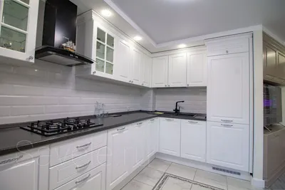 Белая кухня с темной столешницей и фартуком - 68 фото