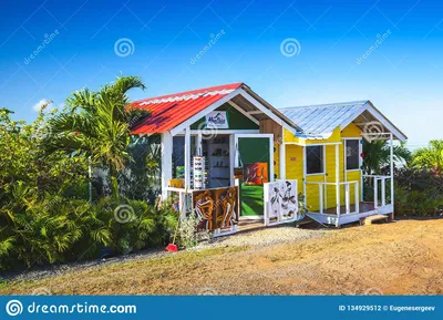Фасады небольших деревянных сувенирных магазинов Стоковое Фото -  изображение насчитывающей фасад, карибско: 134929512