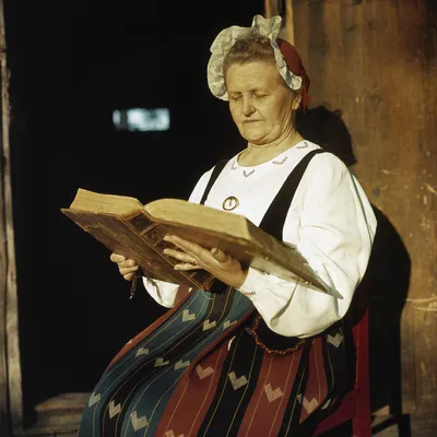 Файл:Oude vrouw in klederdracht voor houten huis die bijbel leest,  Bestanddeelnr 254-7433.jpg — Википедия