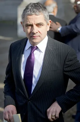 Обои взгляд, поза, костюм, актёр, писатель, Rowan Atkinson, Роуэн Аткинсон  картинки на рабочий стол, раздел мужчины - скачать