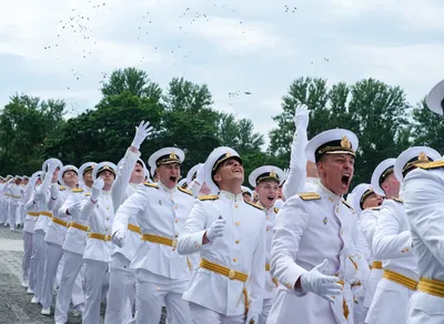 Выпускникам военно-морских вузов Петербурга вручили офицерские погоны и  именные кортики - KP.RU