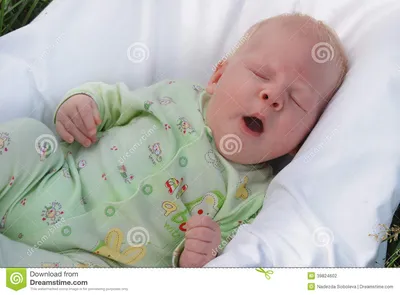 Мальчик (1 месяц) в вашгерде Стоковое Фото - изображение насчитывающей  жизнерадостно, мило: 39824602