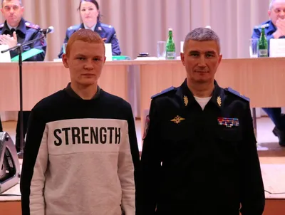 Главный брянский полицейский наградил 16-летнего парня, задержавшего  преступниц