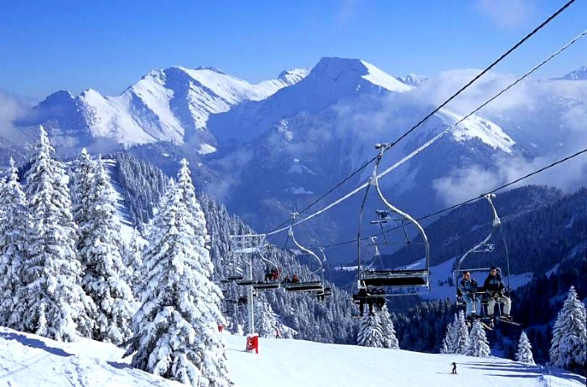 Alps ski skiing. Куршавель горнолыжные курорты Австрии. Альпы горнолыжка. Альпы Франция горнолыжный курорт. Альпы лыжные курорты.