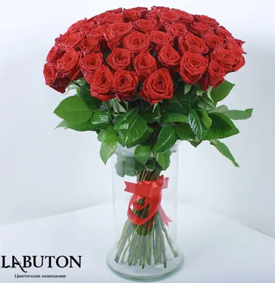 Букет алых роз в вазе купить в Москве | Заказать по низкой цене с доставкой