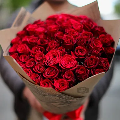 51 красная роза в крафте - Доставкой цветов в Москве! 20874 товаров! Цены  от 487 руб. Цветы Тут