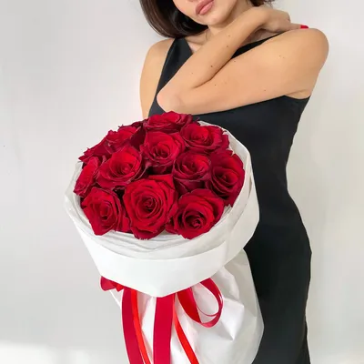 Купить Букет из 13 красных роз Игуазу с эвкалиптом model №381