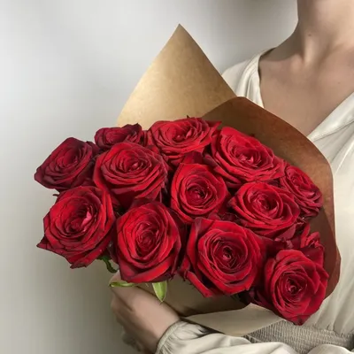 Свежих 13 красных роз в крафте по цене 3460 ₽ - купить в RoseMarkt с  доставкой по Санкт-Петербургу