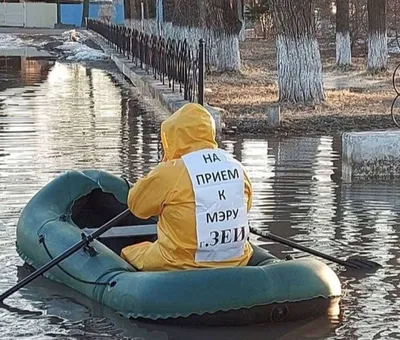 В Амурской области местный житель поплыл по лужам в лодке – на прием к мэру  » Новости на Vostok.Today – никакой пропаганды, только новости!