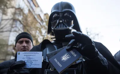 Украинский Центризбирком показал лицо идущего в Раду Дарта Вейдера — РБК