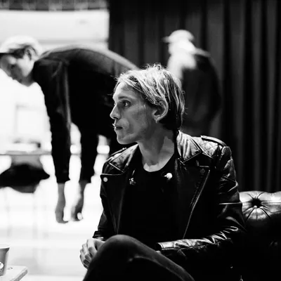 Jamie Campbell Bower (@bowerjamie) no Instagram: “Backstage. Feat Sam  stretching. 📷 - @jrcmccord”