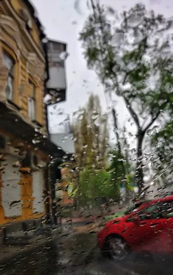 Дождь за окном на фоне заката Дождь падает на стекло во время дождя Закат за  окном во время дождя Яркая текстура Стоковое Фото - изображение  насчитывающей ñ ð²ðµñ‚, ðµð½ð¸ñ : 165586810
