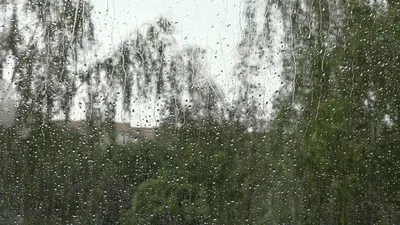 Дождливый день за окном серого города | Обои для телефона
