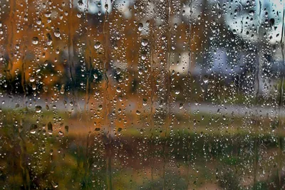 Дождь за окном, капли дождя на ветровом стекле Стоковое Изображение -  изображение насчитывающей сезон, нерезкости: 159940425