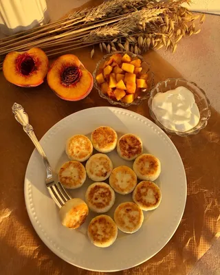 ЭСТЕТИКА ЕДЫ, РЕЦЕПТЫ on Instagram: “Весной мини-панкейки взорвали инстаграм🔥  я и подумала, а чем сырники хуже?😂 и реш… | Food, Food inspiration,  Comfort desserts