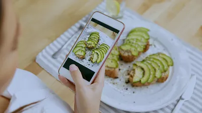 Диетологи: Культ здоровой еды в Instagram может привести к булимии и смерти