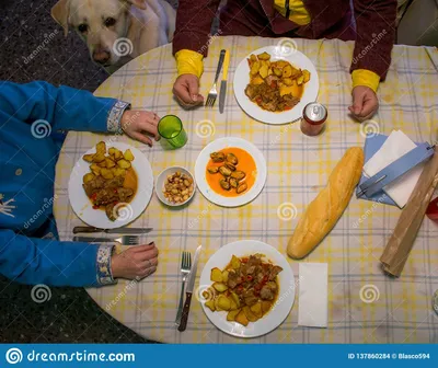 Обеденный стол, женщины ест здоровую кухню еды дома Стоковое Фото -  изображение насчитывающей над, часть: 137860284