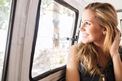 девушка, выглядывающая из окна машины - стоковое фото 2644914 | Crushpixel