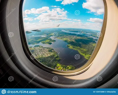 Взгляд земли планеты через иллюминатор самолета Стоковое Фото - изображение  насчитывающей плоскость, муха: 133472080