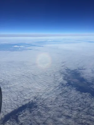 Наверное радуга. Вид из иллюминатора самолета. | Пикабу