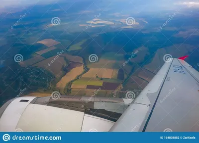 Вид с иллюминатора самолета Стоковое Фото - изображение насчитывающей  крыло, панорамно: 164838852