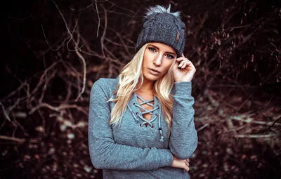 Блондинка в шапке зимой - фото и картинки: 58 штук