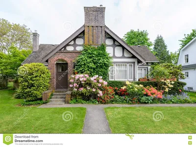 Уютный дом с красивым садом на солнечный день Стоковое Изображение -  изображение насчитывающей иметь, имущество: 73919587 | Дом, Красивые сады,  Уютный дом