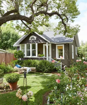 Красивый загородный дом с садом - 69 фото