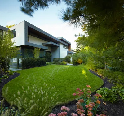 Красивый дом в саду: фото стильного канадского особняка