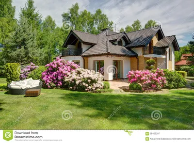 Красивый дом в деревне с садом Стоковое Изображение - изображение  насчитывающей семья, имущество: 56425297
