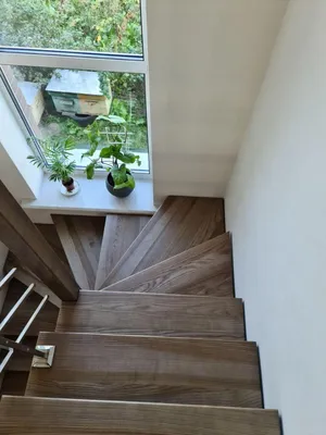 Лестница на второй этаж в маленьком доме | Градиус