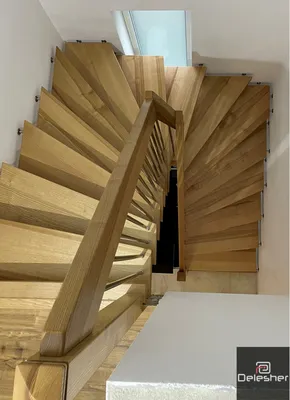 Изготовление деревянных лестниц на второй этаж с балясинами из нержавеющей  стали