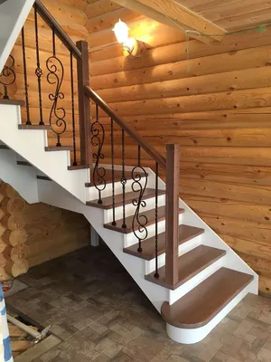 Деревянная лестница на второй этаж в частном доме