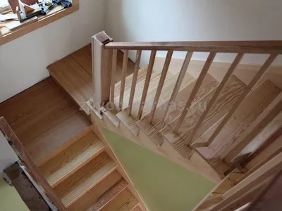 Дизайнерская деревянная лестница на второй этаж - фото