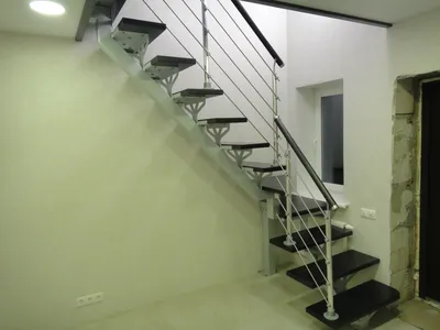 Лестница на второй этаж в частном доме на металлическом каркасе на заказ