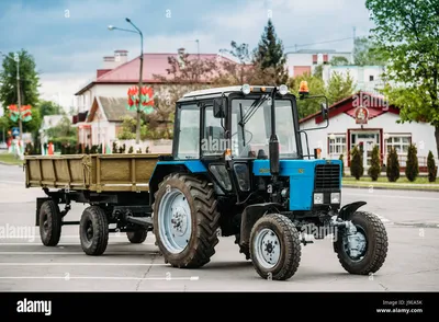 Russischen sowjetischen Weinernte Traktor Belarus MTZ-82 mit neuen Modell  grosse Hütte Stockfotografie - Alamy