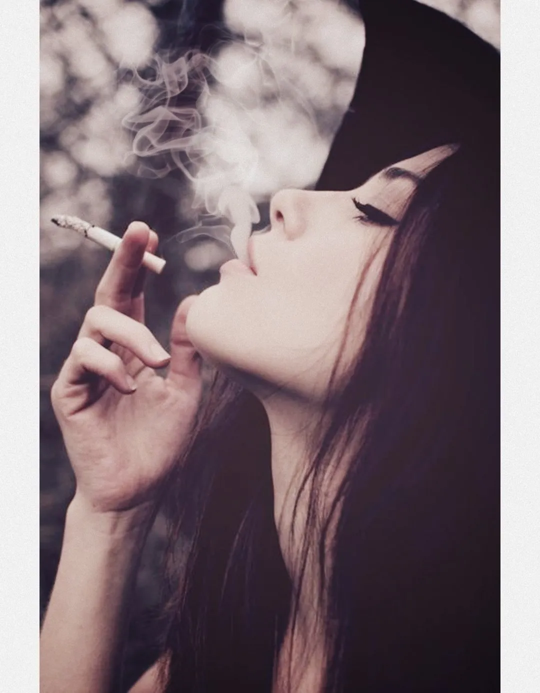 Девушка с сигаретой без лица