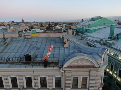На крыше дома и на улицах Санкт-Петербурга появились персонажи из \"Трёх  толстяков\" | Санкт-Петербург Центр