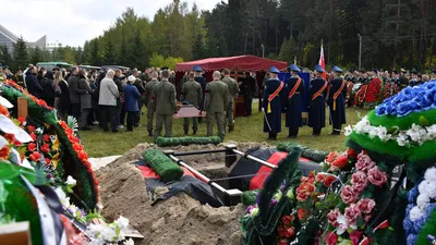 Утонула в цветах»: как выглядит могила Александра Градского сразу после  похорон - фото Экспресс газеты