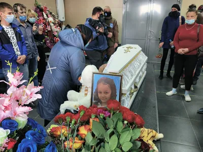 Толпы людей и всюду еловые ветви: как прошли похороны Инны Чуриковой - фото  Экспресс газеты